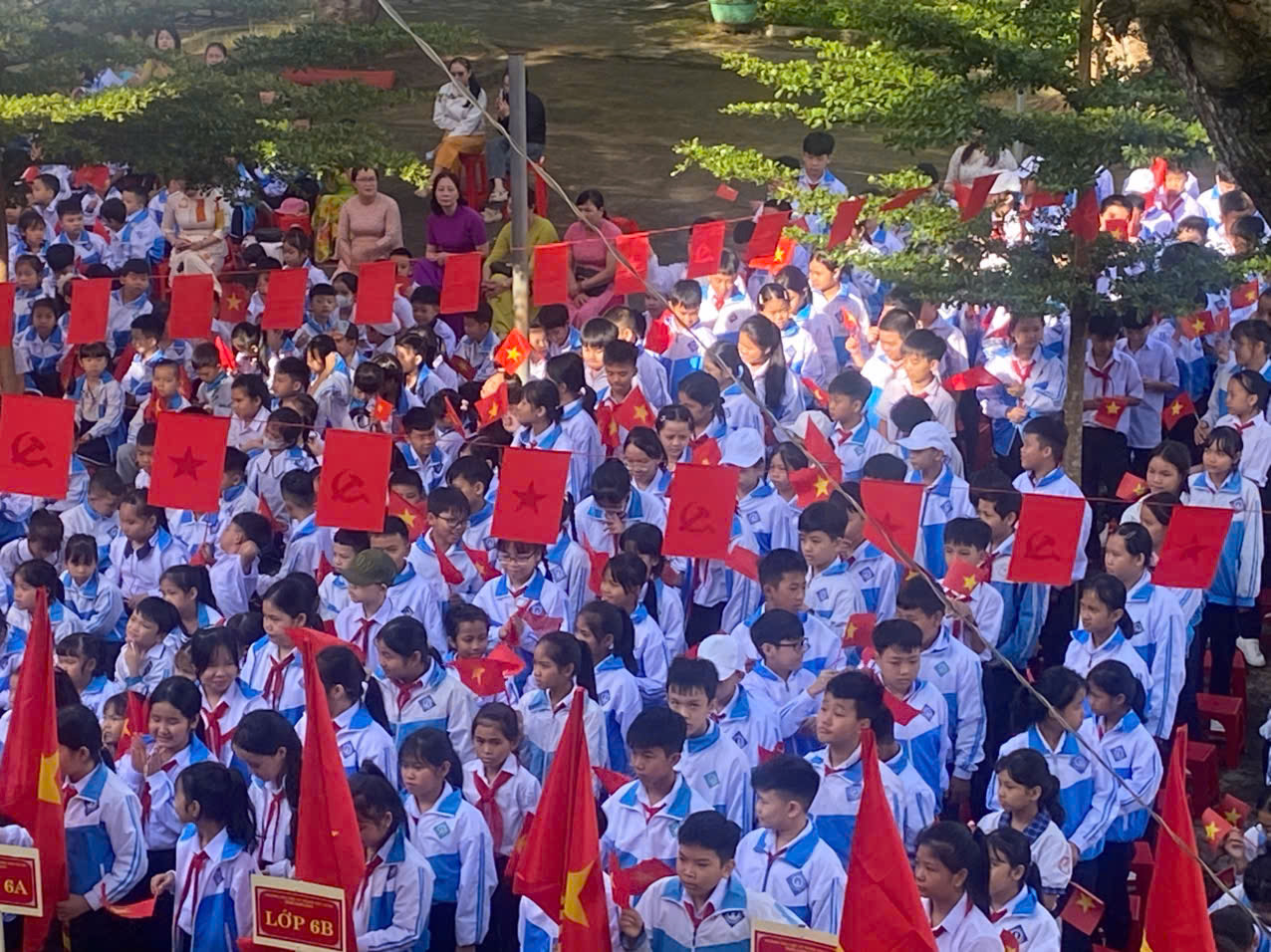 Học sinh dự lễ khai giảng